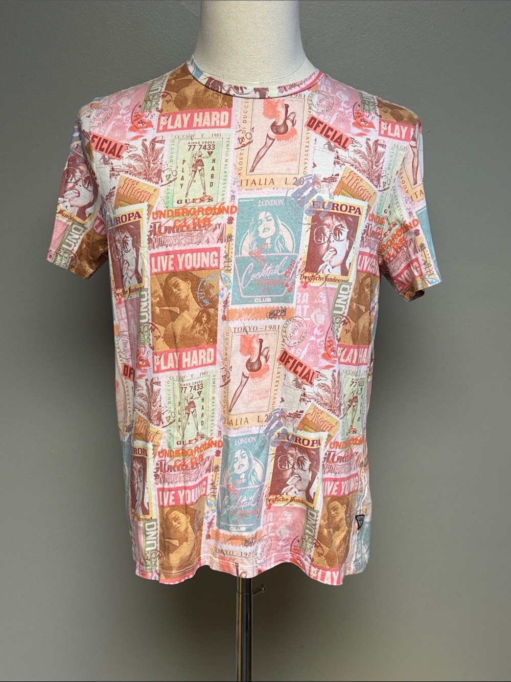 GUESS Passport Stamp Graphic T-Shirt Men's Large Pink 100% Cotton Travel [||]